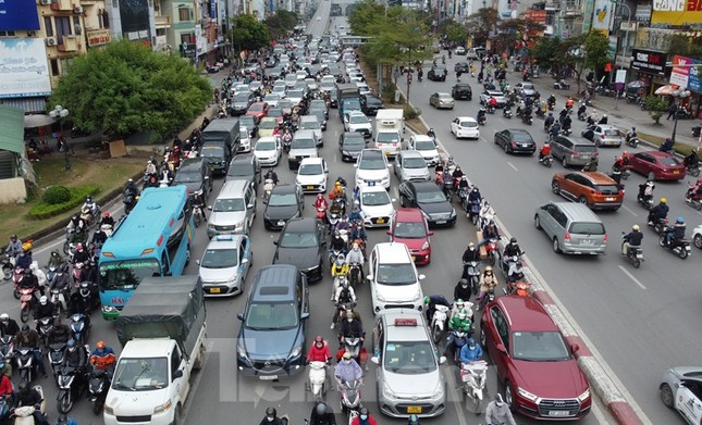 Để giảm ùn tắc giao thông, Sở GTVT Hà Nội phân luồng cho phương tiện ra vào nội đô theo 6 hướng.