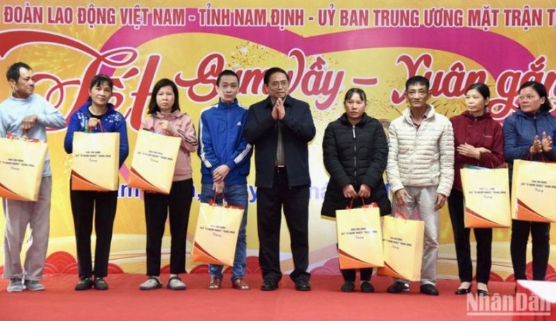 Thủ tướng Chính phủ Phạm Minh Chính trao quà cho các hộ nghèo trên địa bàn tỉnh Nam Định