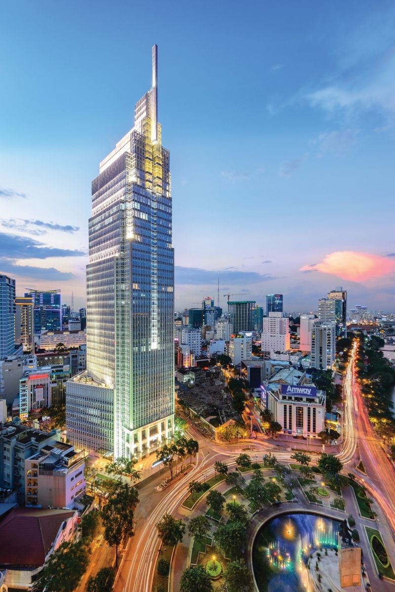 Tòa nhà Vietcombank Tower là công trình đầu tiên tại Việt Nam sử dụng hệ vách nhôm gắn đá mặt ngoài đòi hỏi yêu cầu kỹ thuật phức tạp, do Eurowindow thi công và được tư vấn thiết kế bởi Pelli Clacke Pelli Architectts đến từ Mỹ.