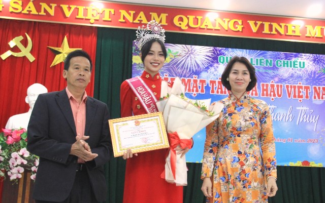 Chính quyền địa phương trao giấy khen và hoa chúc mừng Thanh Thủy