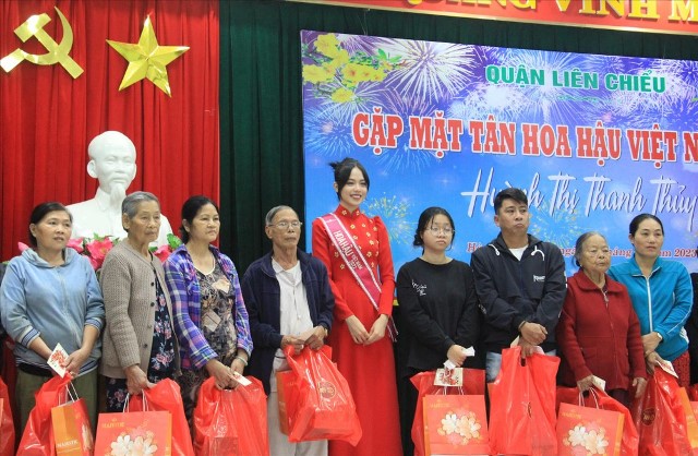 Hoa hậu Thanh Thủy trao quà Tết cho các hộ khó khăn tại phường Hòa Khánh Bắc.