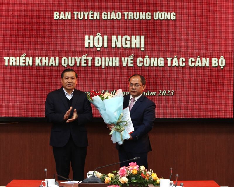 Đồng chí Lại Xuân Môn, Ủy viên Trung ương Đảng, Bí thư Đảng ủy cơ quan, Phó trưởng ban Thường trực Ban Tuyên giáo Trung ương trao quyết định bổ nhiệm cho đồng chí Nguyễn Văn Hay. (Ảnh: TA)