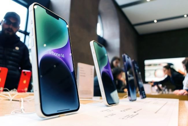 Apple dẫn đầu về doanh số smartphone toàn cầu trong quý 4/2022 dù nhu cầu trên toàn thế giới giảm và sự gián đoạn tại nhà máy sản xuất iPhone lớn nhất thế giới ở Trung Quốc - Ảnh: Shutterstock