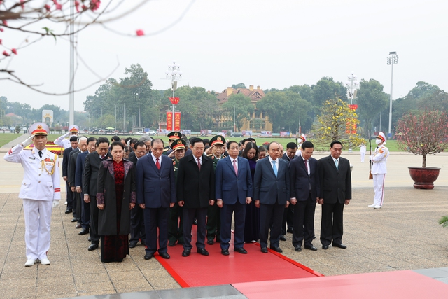 Đoàn đại biểu lãnh đạo, nguyên lãnh đạo Đảng, Nhà nước và Ủy ban Trung ương MTTQ Việt Nam đã tới đặt vòng hoa, vào Lăng viếng Chủ tịch Hồ Chí Minh - Ảnh: VGP/Nhật Bắc