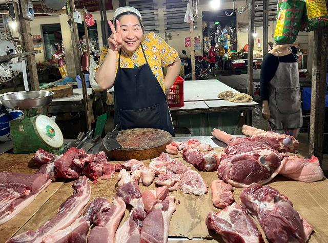 Tiểu thương quầy bán thịt heo tại chợ Nam Ô, phường Hòa Hiệp Nam, quận Liên Chiểu, TP. Đà Nẵng