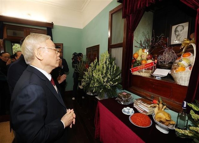 Tổng Bí thư Nguyễn Phú Trọng thành kính tưởng nhớ Chủ tịch Hồ Chí Minh, vị lãnh tụ kính yêu của dân tộc Việt Nam. Ảnh TTXVN