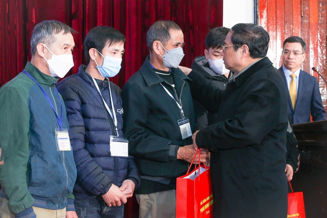 Thủ tướng Phạm Minh Chính tặng quà động viên 10 gia đình bệnh nhân có hoàn cảnh khó khăn tại Bệnh viện Hữu nghị Việt Đức - Ảnh: VGP/Nhật Bắc