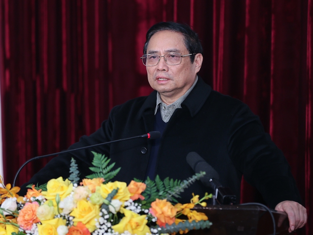 Thủ tướng mong Bệnh viện Hữu nghị Việt Đức tìm giải pháp tối ưu nhất có thể chăm lo, bảo vệ sức khoẻ cho nhân dân - Ảnh: VGP/Nhật Bắc