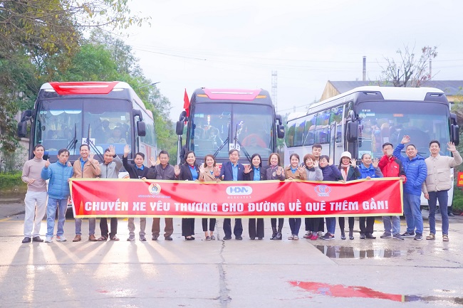 Công đoàn Công ty Cổ phần Dệt May Huế đã tổ chức chuyến xe nghĩa tình đưa CBNV cùng người thân về quê đón Tết