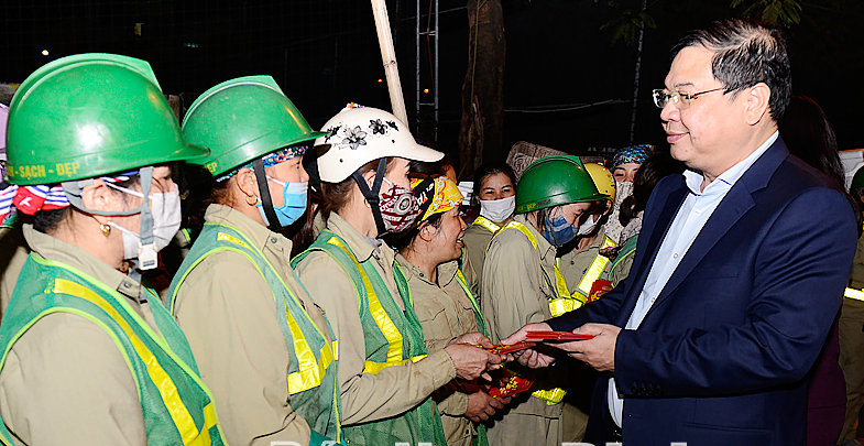 Đồng chí Bí thư Tỉnh ủy Phạm Gia Túc tặng quà chúc Tết người lao động thu gom rác thải trên đường Lê Hồng Phong, thành phố Nam Định.