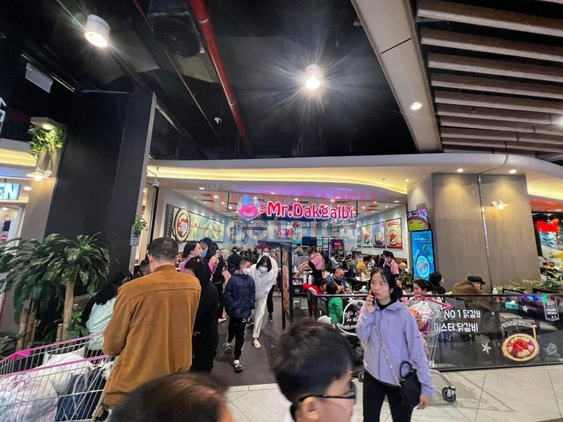 Sát Tết nhà hàng quán ăn trên phố đóng cửa, dòng người xếp hàng chờ được “ăn” tại Phố ẩm thực Aeon Mall Hà Đông.