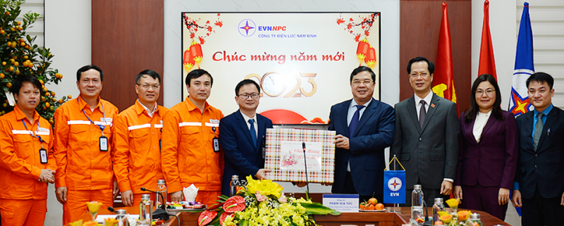 Đồng chí Bí thư Tỉnh ủy Phạm Gia Túc và các đồng chí lãnh đạo tỉnh tặng quà chúc Tết tập thể Công ty Điện lực Nam Định.