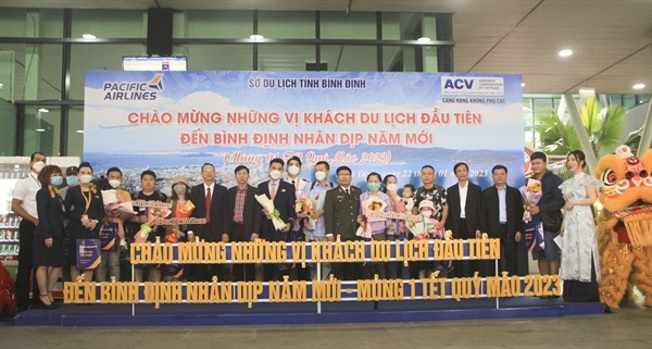 Các Sở, ngành Bình Định tặng hoa chúc mừng những vị khách đầu tiên đến Bình Định du lịch đầu năm mới