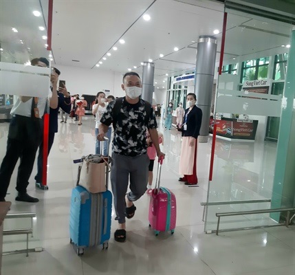 Những vị khách đầu tiên đến sân bay Phù Cát ngay mùng 1 Tết để trải nghiệm du lịch tại Bình Định