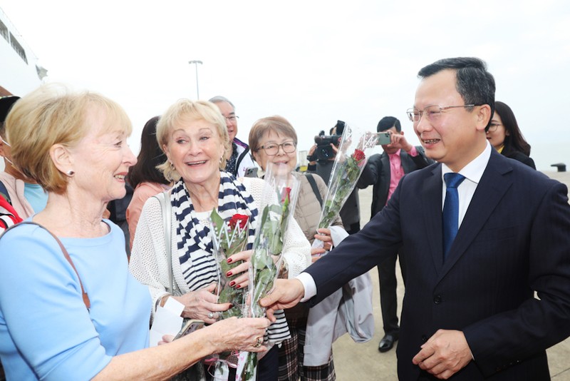 Quyền Chủ tịch Ủy ban nhân dân tỉnh tỉnh Quảng Ninh Cao Tường Huy tặng hoa và chúc Tết các vị khách đầu tiên đến 