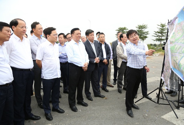 Bí thư Thành ủy Hà Nội Đinh Tiến Dũng khảo sát thực địa dự án Vành đai 4 - Vùng Thủ đô tháng 11/2022 - Ảnh: VGP