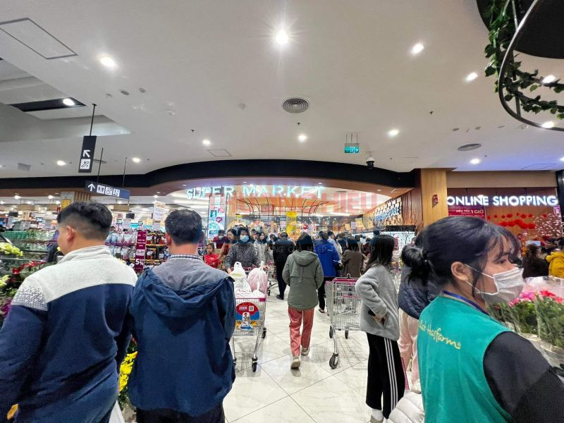 Do phục vụ xuyên Tết nên siêu thị Aeon Mall Hà Đông và một số trung tâm thương mại trên địa bàn Hà Nội là điểm đến mua sắm lý tưởng phục vụ những “thực khách” bận rộn có nhu cầu mua hàng xuyên Tết.
