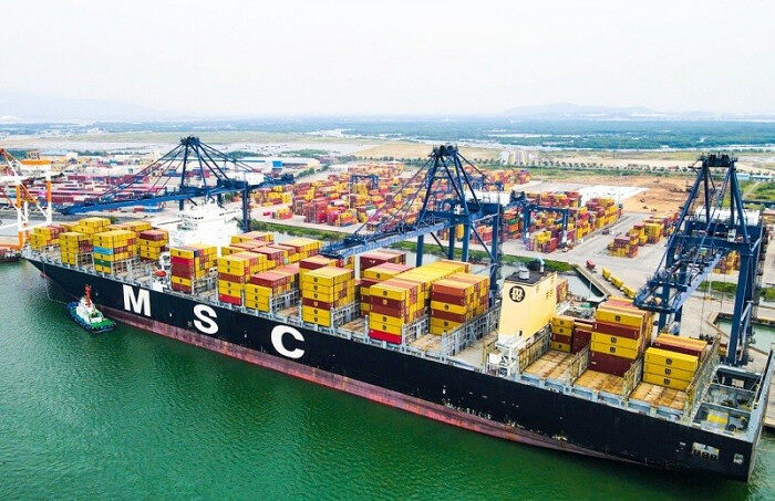 Trong tuần đầu năm mới, cảng biển 3 miền tấp nập đón các chuyến tàu container xuất nhập khẩu hàng hóa. Ảnh minh họa