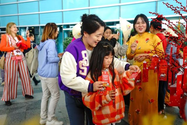 Nhiều du khách rất phấn khởi trước sự chào đón nồng nhiệt của ngành du lịch Đà Nẵng.