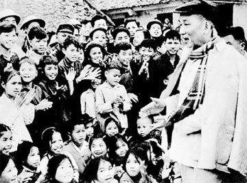 Bác Hồ với các cháu thiếu nhi Hà Bắc khi Người về thăm và chúc tết đồng bào và bộ đội – Tết Đinh Mùi, tháng 2/1967. Ảnh tư liệu: Bảo tàng Hồ Chí Minh
