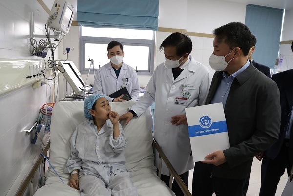 Tổng Giám đốc Nguyễn Thế Mạnh ân cần thăm hỏi bệnh nhân khám, chữa bệnh bảo hiểm y tế tại Bệnh viện Bạch Mai
