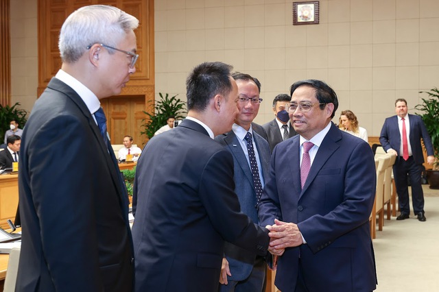 Thủ tướng Phạm Minh Chính với các doanh nghiệp đầu tư nước ngoài dự Hội nghị. Ảnh VGP/Nhật Bắc