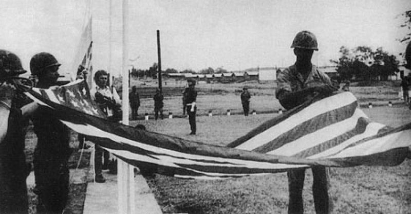 16h ngày 29-3-1973, tại sân bay Tân Sơn Nhất, Bộ Tư lệnh quân viễn chinh Mỹ làm lễ cuốn cờ rút khỏi miền Nam Việt Nam. (Ảnh tư liệu).
