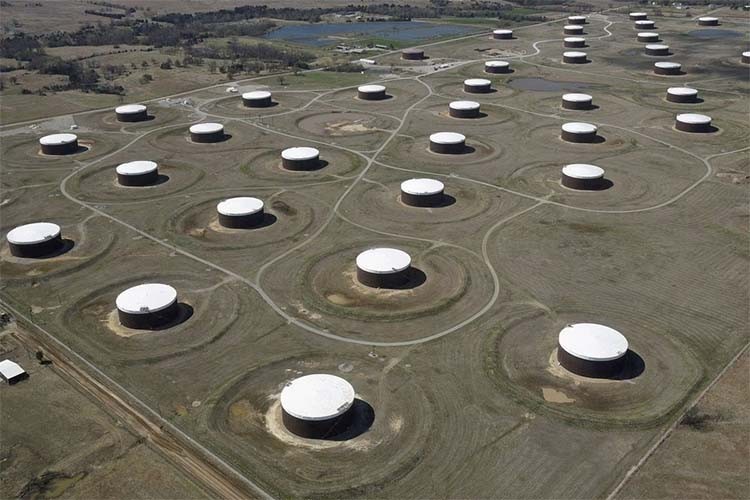 Bể chứa dầu thô tại trung tâm dầu Cushing, ở Cushing, Oklahoma (ảnh: Reuters)