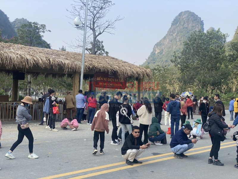 Nhiều du khách thất thiểu ngồi chờ xe điện tại chùa Ba Sao