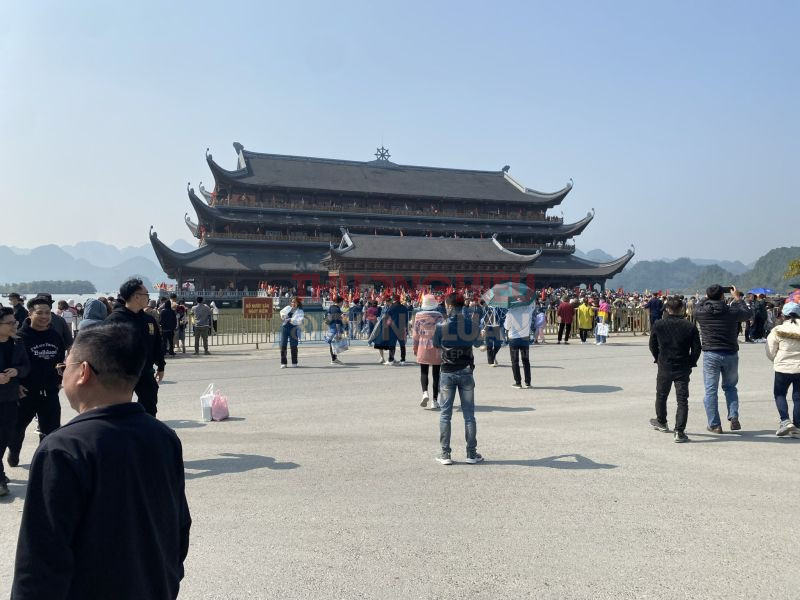 Khách du xuân “ngao ngán” khi đi vãn cảnh tại chùa Tam Chúc