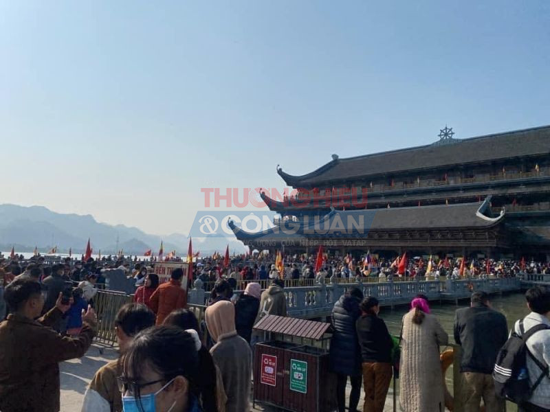 Rất đông du khách đến tham qua chùa Tam Chúc