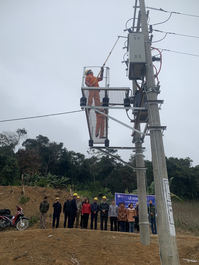 Công nhân Điện lực Điện Biên Đông đóng điện TBA Ho Cớ, Pá Chuông xã Na Son