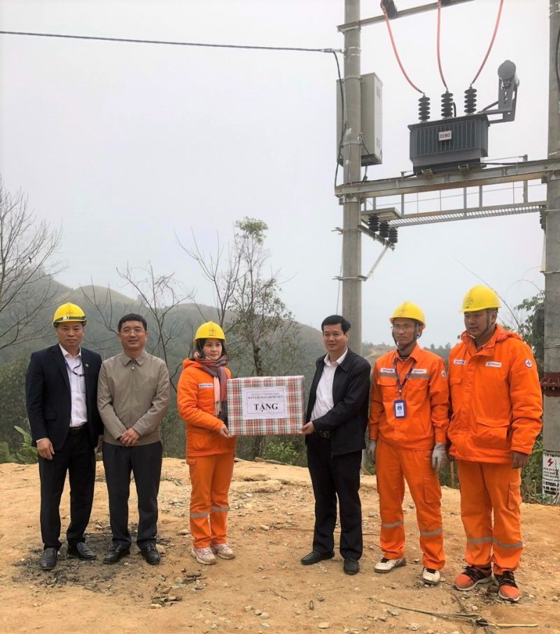 Ông Tô Trọng Thiện - Chủ tịch UBND huyện Mường Ảng thăm, tặng quà CBNCV Điện lực TP Điện Biên Phủ tại buổi đóng điện TBA Pu Cai