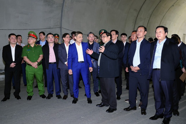 Thủ tướng Phạm Minh Chính kiểm tra, đôn đốc dự án Nha Trang - Cam Lâm thuộc dự án cao tốc Bắc - Nam phía đông giai đoạn 1. Ảnh VGP/Nhật Bắc