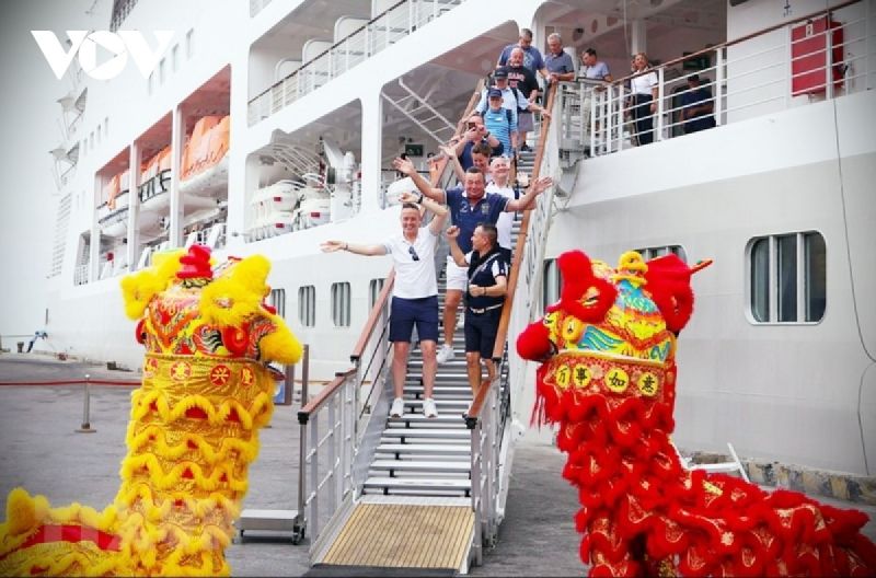 Khách quốc tế đến Đà Nẵng tham quan dịp Tết Quý Mão bằng tàu biển. Ảnh: VOV