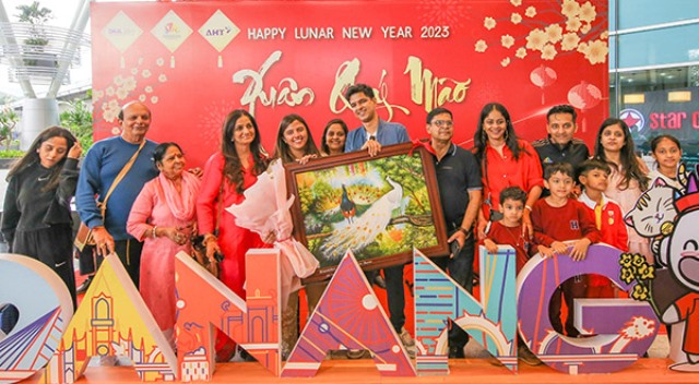 Chương trình chào đón có sự góp mặt của gia đình Việt Nam với ba mẹ và hai con (1 bé trai và 1 bé gái) trong trang phục áo dài đỏ truyền thống.