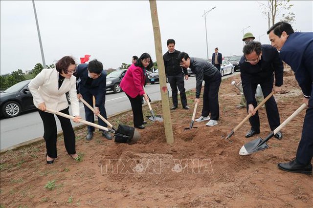 Thường trực Ban Bí thư Võ Văn Thưởng và các đại biểu tham gia trồng cây tại thành phố Hưng Yên - Ảnh: TTXVN