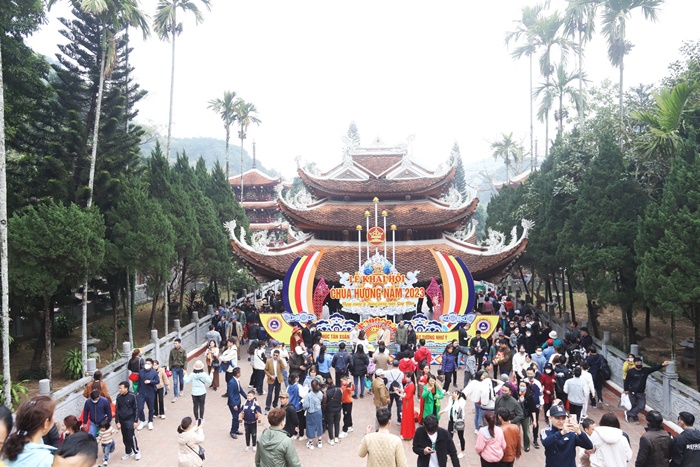 Ngày khai hội chùa Hương thu hút hàng vạn du khách