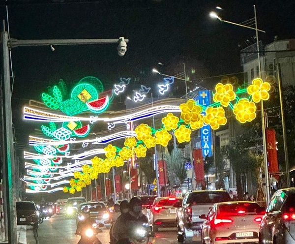 Những tuyến đường trung tâm thị trấn Phước Bửu gắn đèn nghệ thuật sinh động