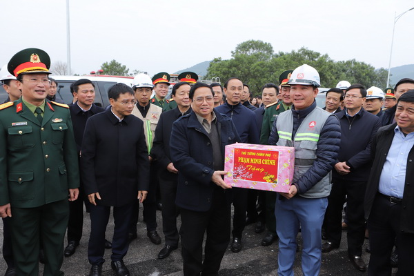 Thủ tướng Chính phủ Phạm Minh Chính tặng quà cho nhà thầu thi công trên tuyến đường cao tốc đoạn qua tỉnh Thanh Hóa.