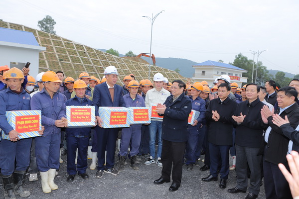 Thủ tướng Chính phủ Phạm Minh Chính chúc tết, tặng quà động viên cán bộ, kỹ sư, công nhân đang thi công tại hầm Thung Thi (xã Hà Lĩnh, huyện Hà Trung)