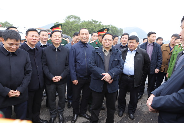 Thủ tướng Chính phủ Phạm Minh Chính chúc tết, động viên cán bộ, kỹ sư, công nhân đang thi công tuyến đường cao tốc đoạn qua tỉnh Thanh Hóa.
