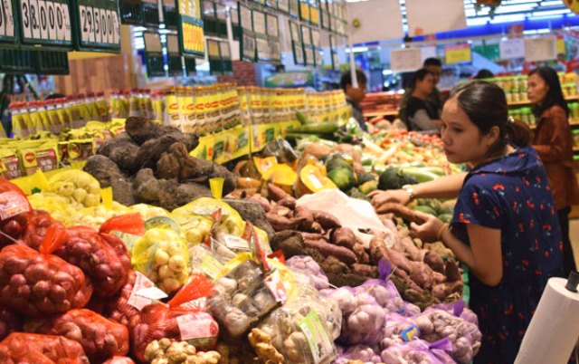 Sáng mùng 4 Tết, hầu hết các chợ, các siêu thị ở TP.Đà Nẵng mở cửa phục vụ người dân, bán rau xanh, thịt heo, thịt bò, cá, trái cây với giá ổn định
