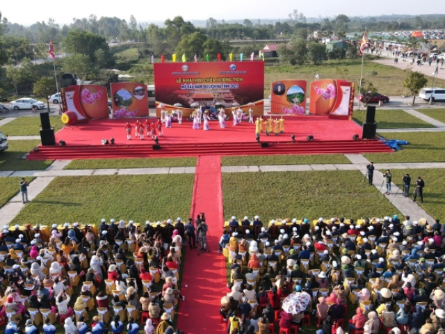 Toàn cảnh lễ khai hội chùa Hương Tích.