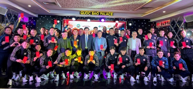 Ông Lâm Hải Giang (người mang cravat, đứng giữa) và lãnh đạo LĐBĐ Bình Định chụp ảnh lưu niệm cùng Ban huấn luyện và các cầu thủ CLB TopenLand Bình Định.