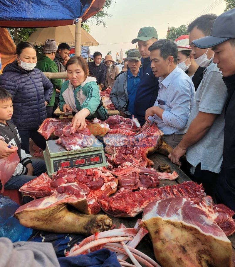 Một đặc sản không thể thiếu được của chợ Viềng Vụ Bản là thịt bê thui. Thịt bê thui từ lâu được coi là một đặc trưng “ẩm thực” độc đáo của chợ Viềng Vụ Bản.