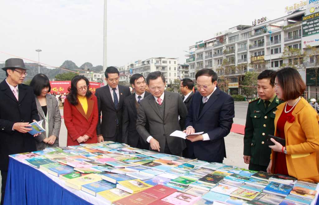 Lãnh đạo tỉnh Quảng Ninh tham quan triển lãm các tác phẩm văn học, nghệ thuật