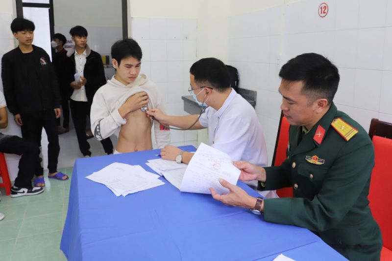 Công tác khám tuyển cho thanh niên trong độ tuổi nhập ngũ tại Trung tâm Y tế huyện Bình Liêu (Quảng Ninh)
