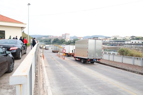 Xe chở hàng xuất khẩu sang Trung Quốc tại lối mở cầu phao tạm Km 3+4 Hải Yên (TP. Móng Cái) trong ngày 28/1 - Ảnh Báo Quảng Ninh