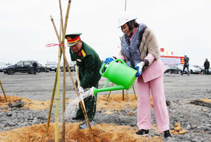 Lãnh đạo tỉnh Quảng Ninh cùng các đồng chí lãnh đạo TP, TKV tham gia trồng cây